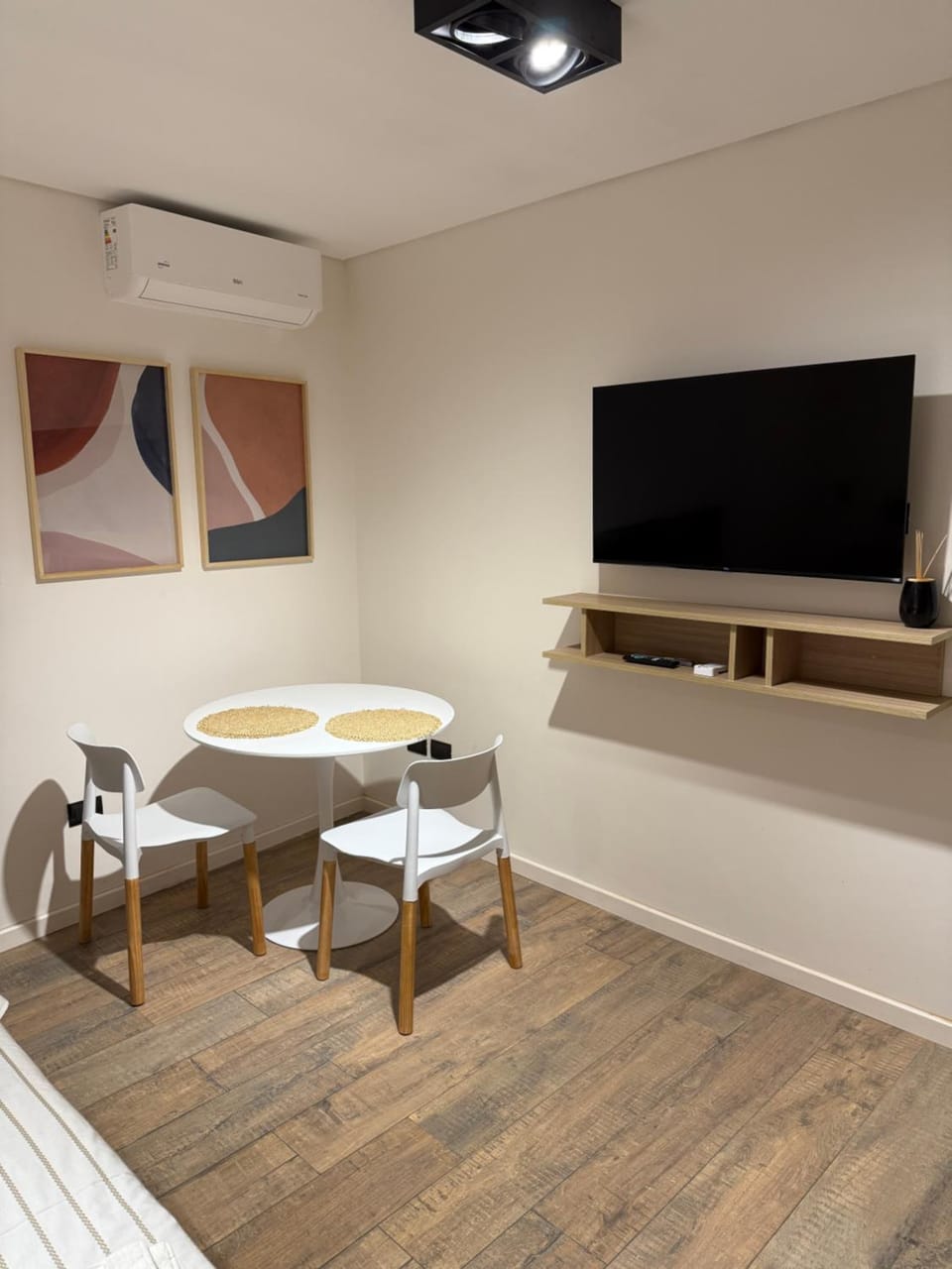 TV and multimedia, Seating area, air conditioner
