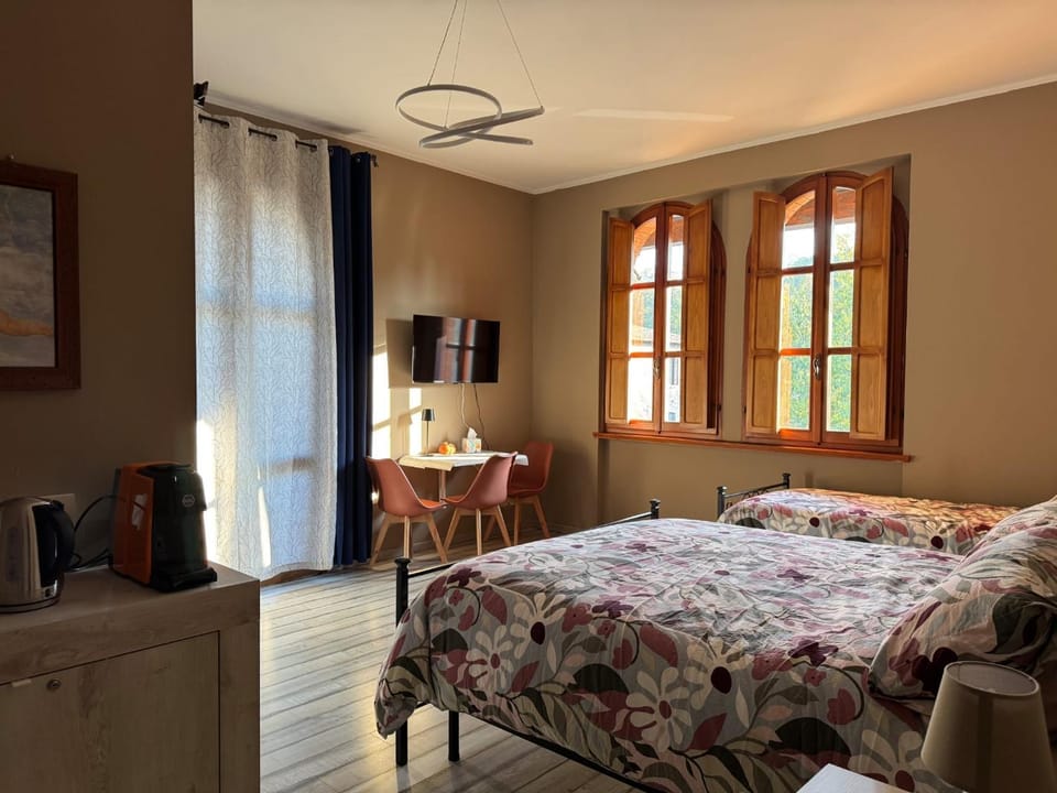 Bed, TV and multimedia, Photo of the whole room, Bedroom