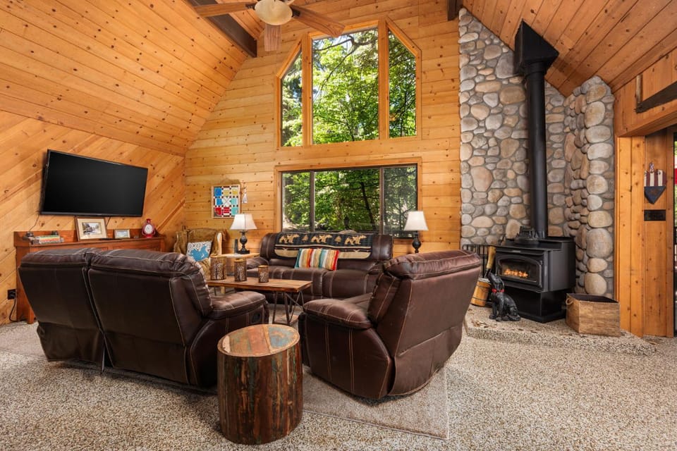 Wyldwood-Family Friendly-LOFT & BAR House in Shaver Lake