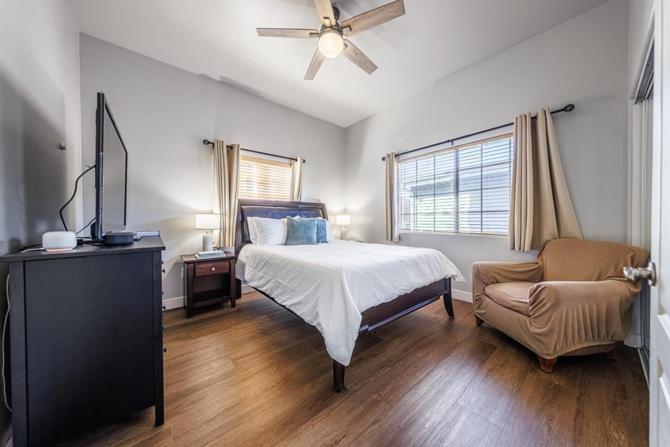 Welcoming & Spacious 2-Bedroom Guest Suite in Torrance 20 Minutes from LAX Apartment in Torrance
