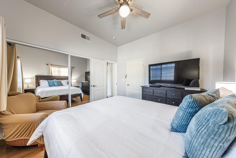 Welcoming & Spacious 2-Bedroom Guest Suite in Torrance 20 Minutes from LAX Apartment in Torrance
