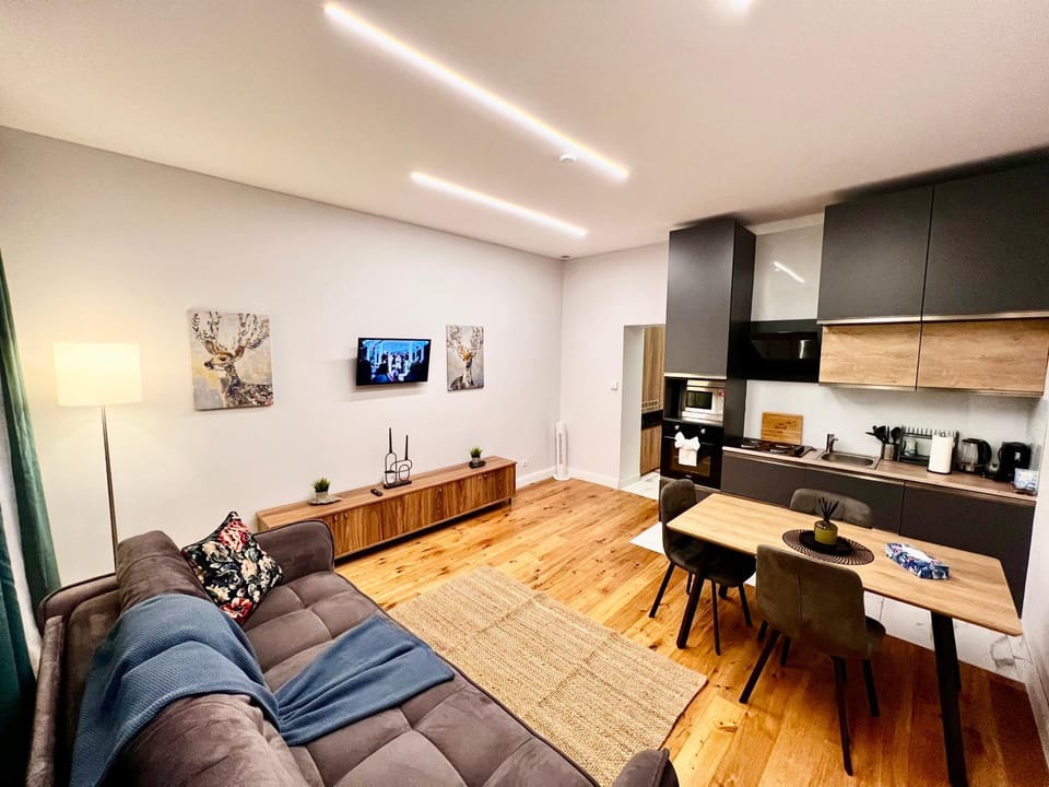 TV and multimedia, Coffee/tea facilities, Kitchen or kitchenette, Living room, Seating area, Dining area, oven, stove, toaster