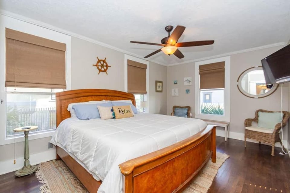 Bed, TV and multimedia, Bedroom