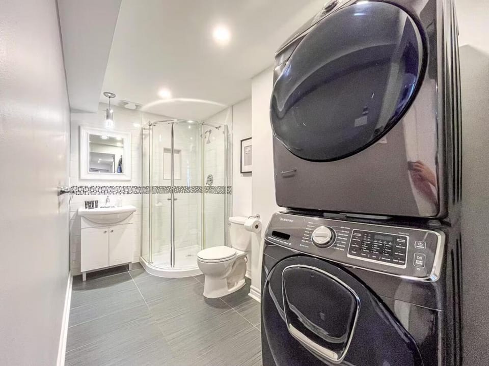 Elegant 1BR Suite - Washer & Dryer - Prime Location Apartment in Montreal