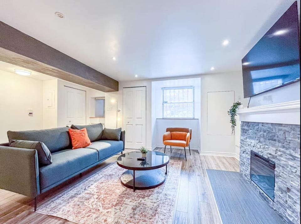 Elegant 1BR Suite - Washer & Dryer - Prime Location Apartment in Montreal