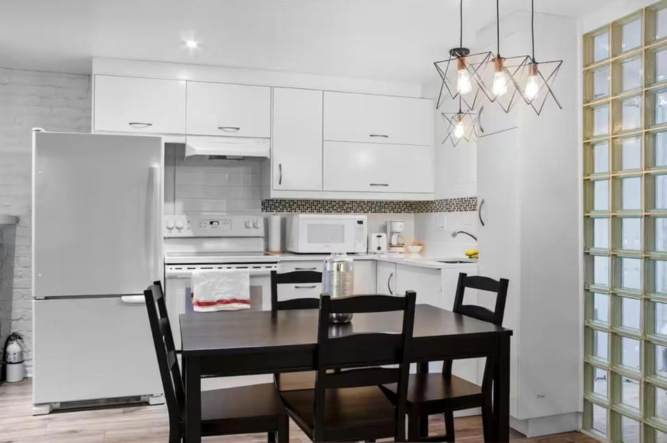 Elegant 1BR Suite - Washer & Dryer - Prime Location Apartment in Montreal
