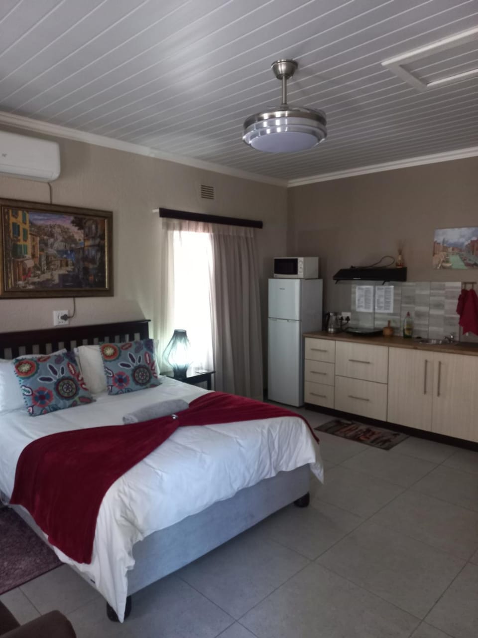 Bed, Kitchen or kitchenette, Bedroom