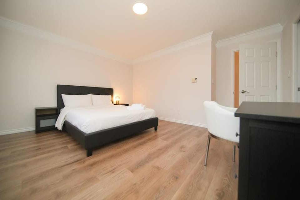 Home Base Van West 5 Bedrooms Villa in Vancouver