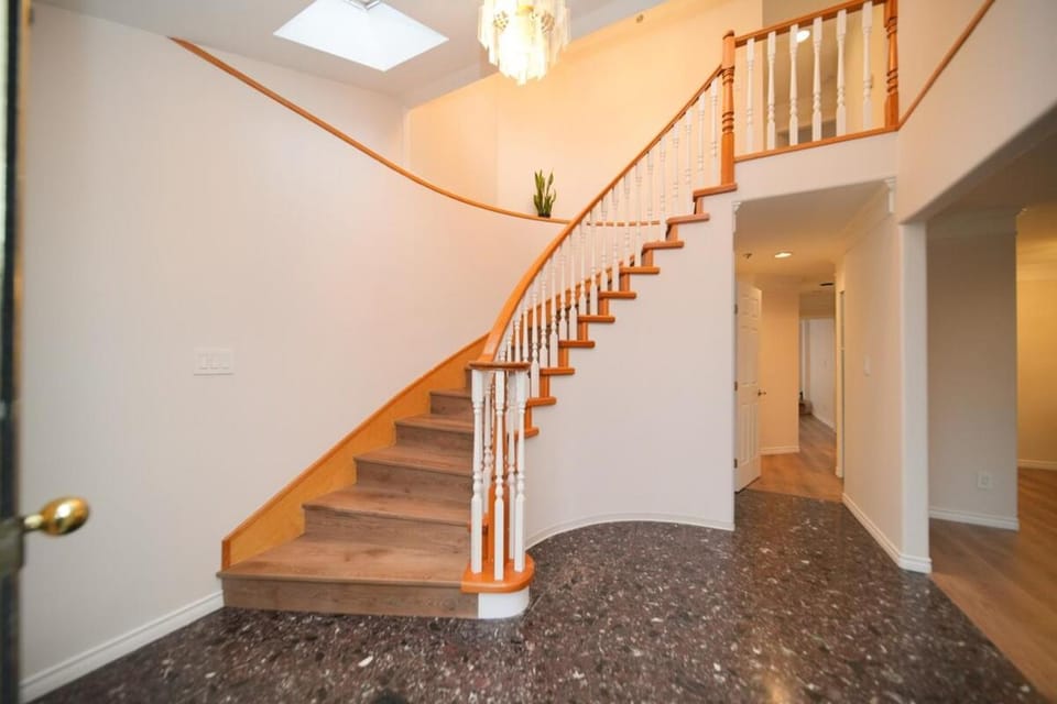 Home Base Van West 5 Bedrooms Villa in Vancouver