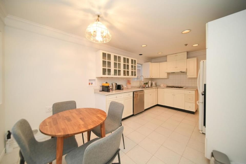Home Base Van West 5 Bedrooms Villa in Vancouver