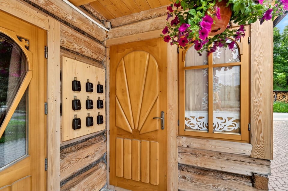 Domek u Świerków 2 - Zabytkowe domki 4 do 8 osób i apartamenty z aneksem kuchennym, 1,5km Termy Chochołowskie Country House in Lesser Poland Voivodeship