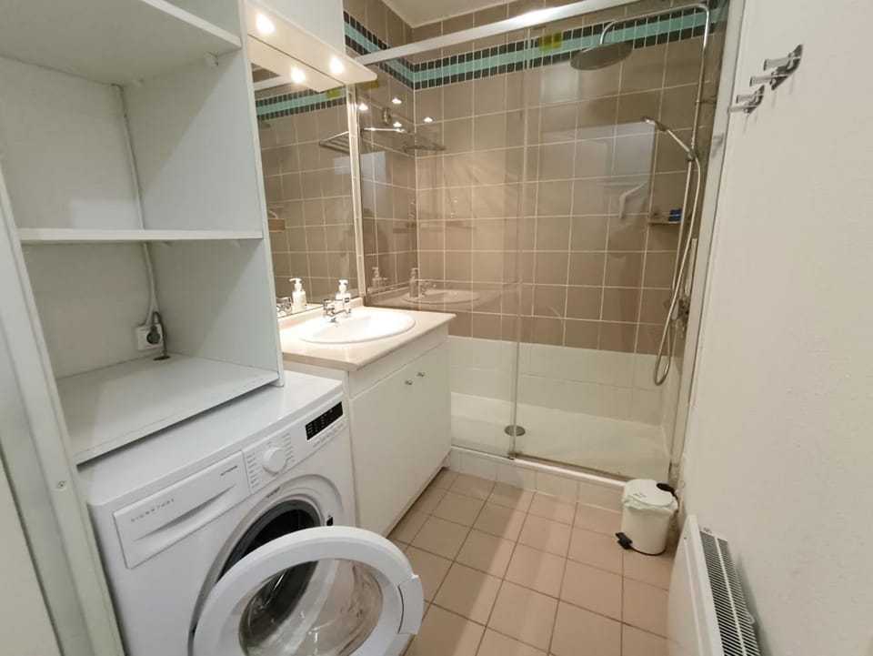 Shower, Bathroom, washing machine