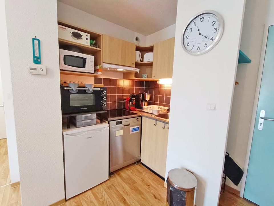Kitchen or kitchenette, dishwasher, oven, stove, toaster
