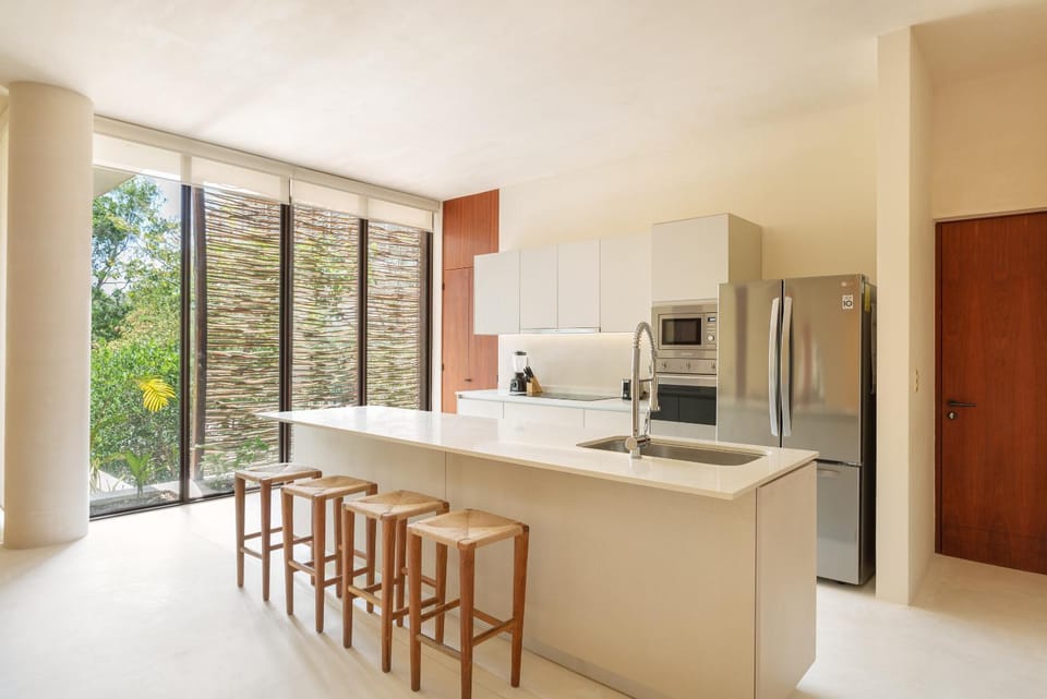 Coffee/tea facilities, Kitchen or kitchenette, Dining area, minibar, oven, stove, toaster