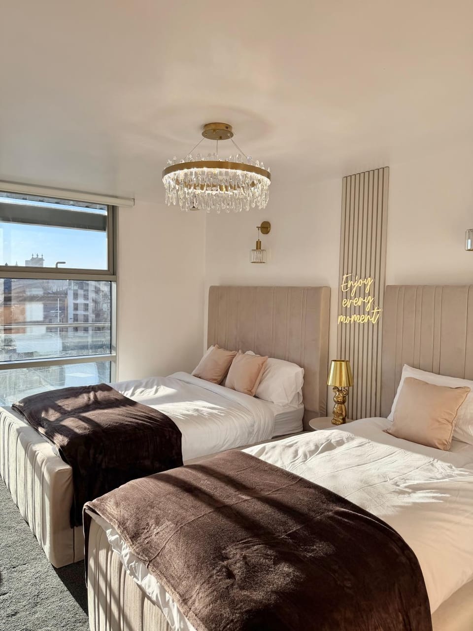 Lux 2-Bed City Centre Apartment Sleeps 6 Free Parking Balcony Near Leeds Station & Millennium Square view Apartment in Leeds