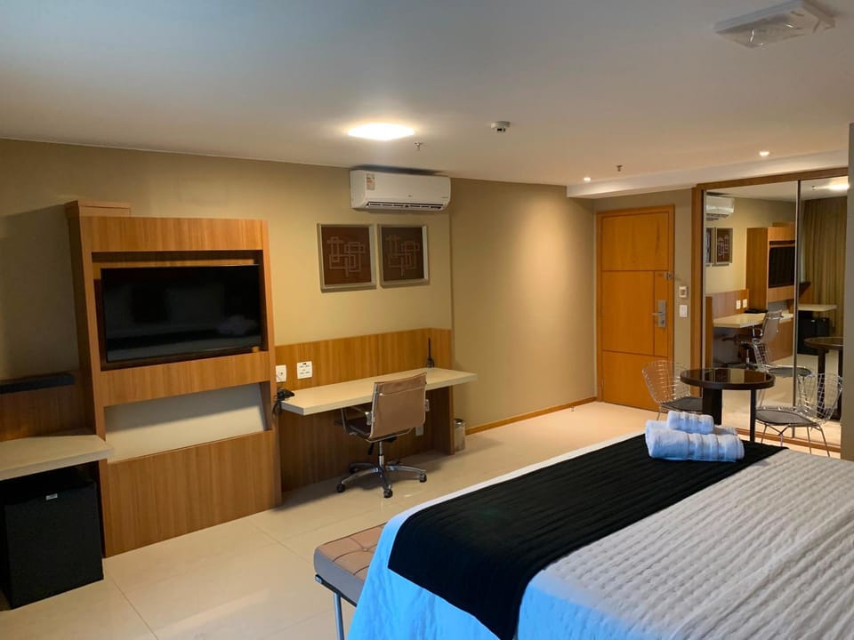 Bed, TV and multimedia, Living room, Photo of the whole room, Bedroom, air conditioner