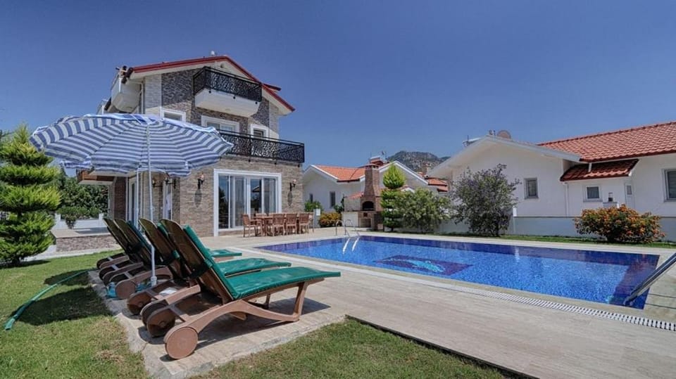 Property building, Garden, Swimming pool