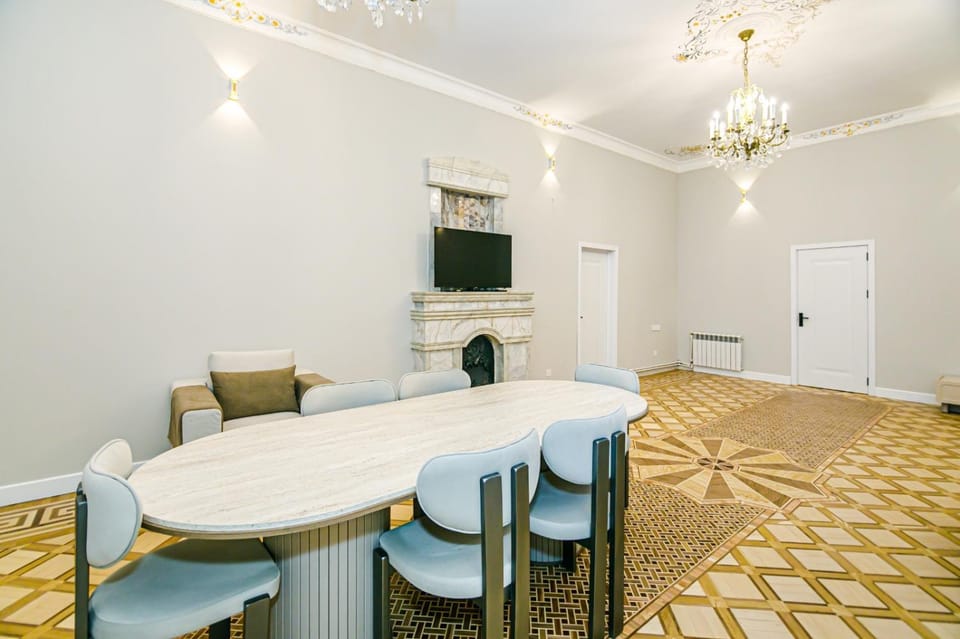TV and multimedia, Living room, Seating area, Dining area, air conditioner