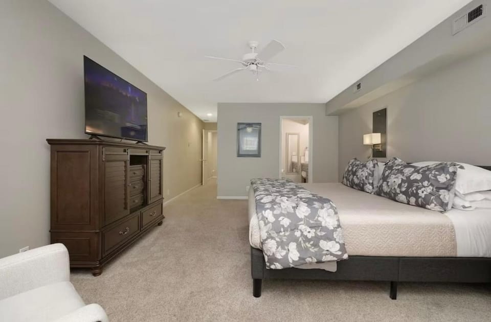 Large Townhouse, Walk to All! King Beds-Highlands House in Louisville