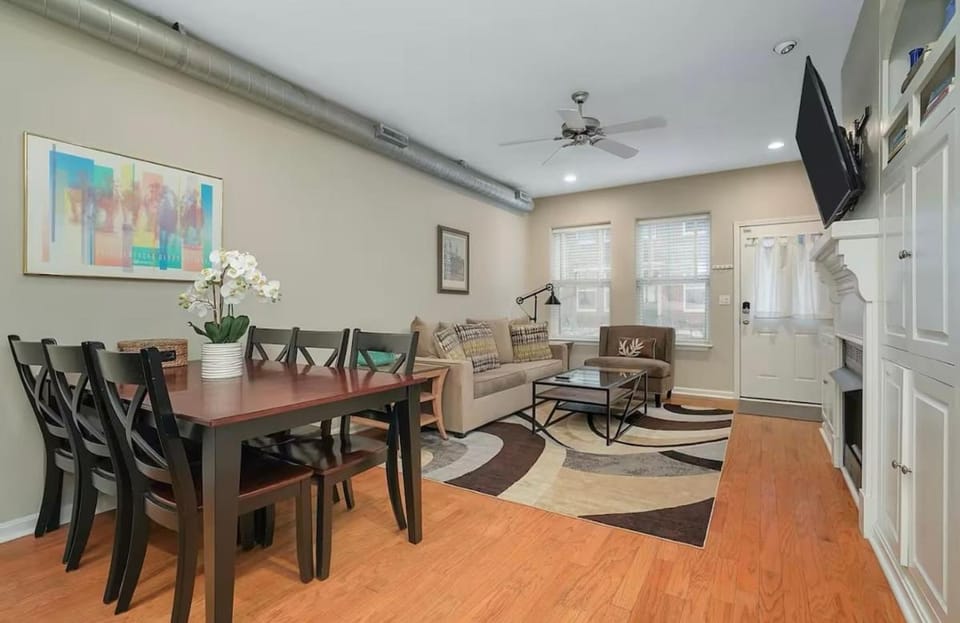 Large Townhouse, Walk to All! King Beds-Highlands House in Louisville