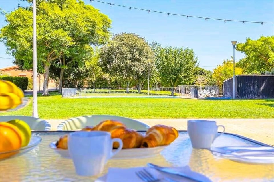 Garden, Balcony/Terrace, Food and drinks, Dining area, Garden view