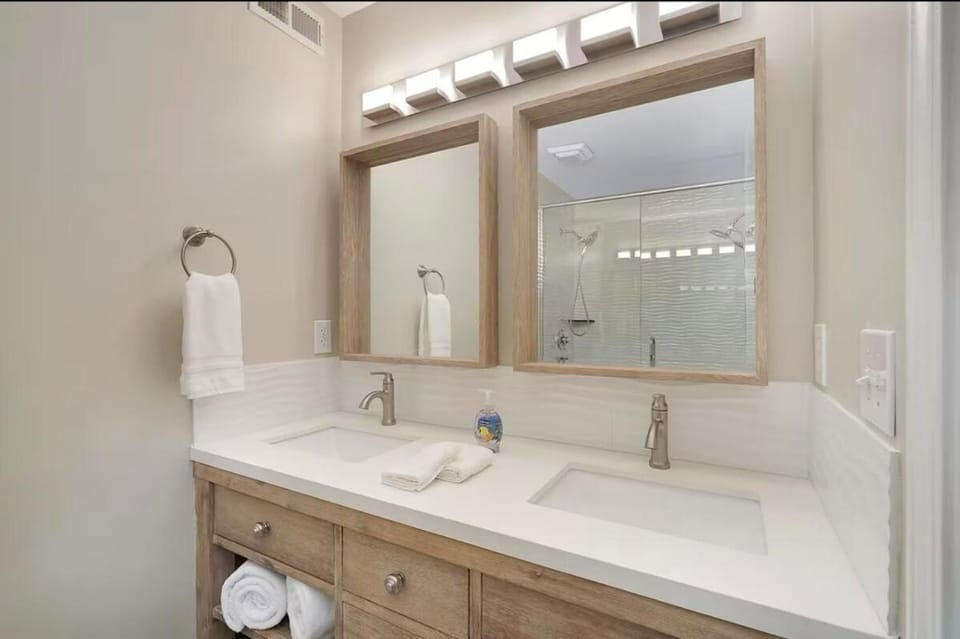 Walk to All-2King Beds-3BA-Washer-Dryer-Highlands House in Louisville