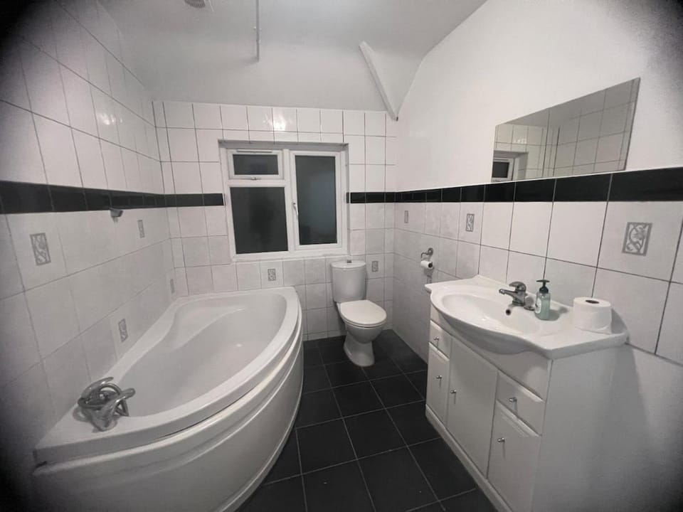 Modern 2-Bed House, Enfield- Parking, Quiet Area House in Enfield