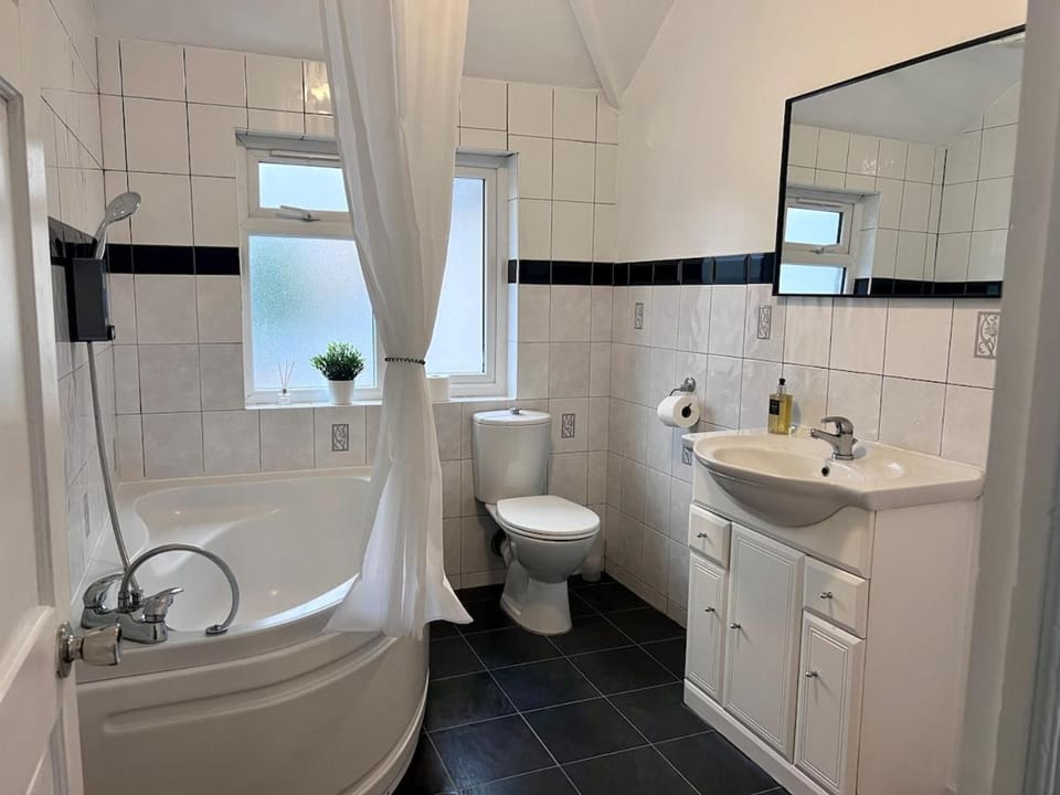 Modern 2-Bed House, Enfield- Parking, Quiet Area House in Enfield