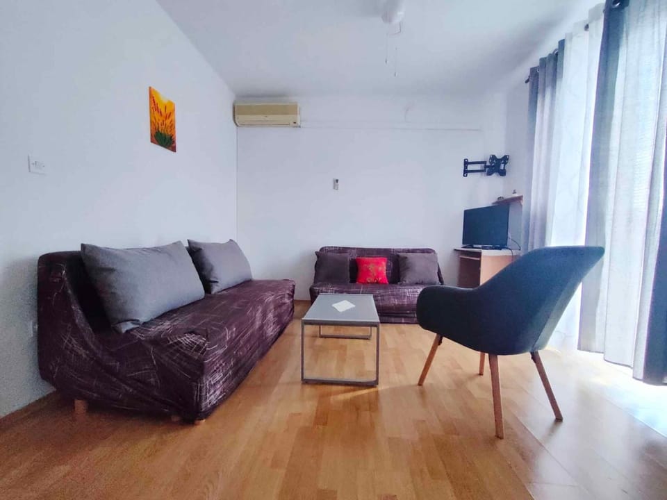 TV and multimedia, Living room, Seating area, air conditioner