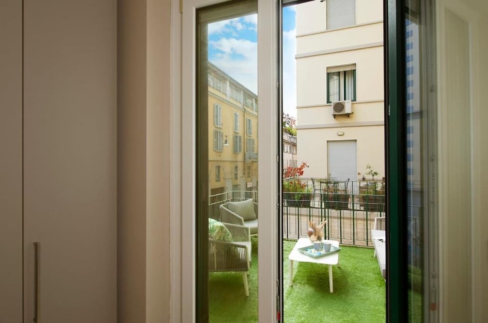 Stylish Apartment with Private Terrace & 2 Baths Apartment in Milan
