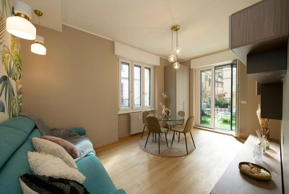 Stylish Apartment with Private Terrace & 2 Baths Apartment in Milan