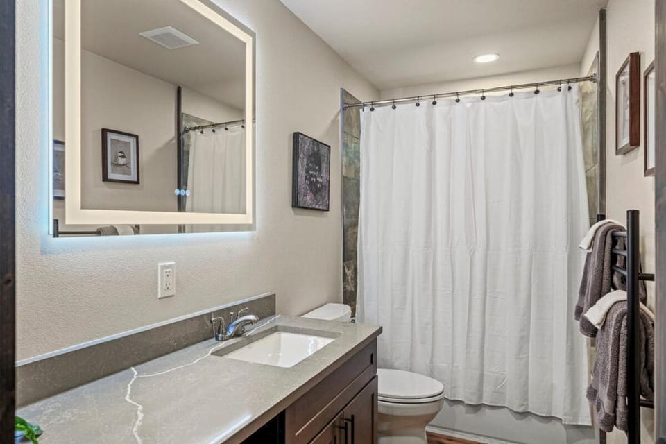 Lux Rainier Chalet With Hot tub, Sauna-Fireplace, WiFi Chalet in Washington