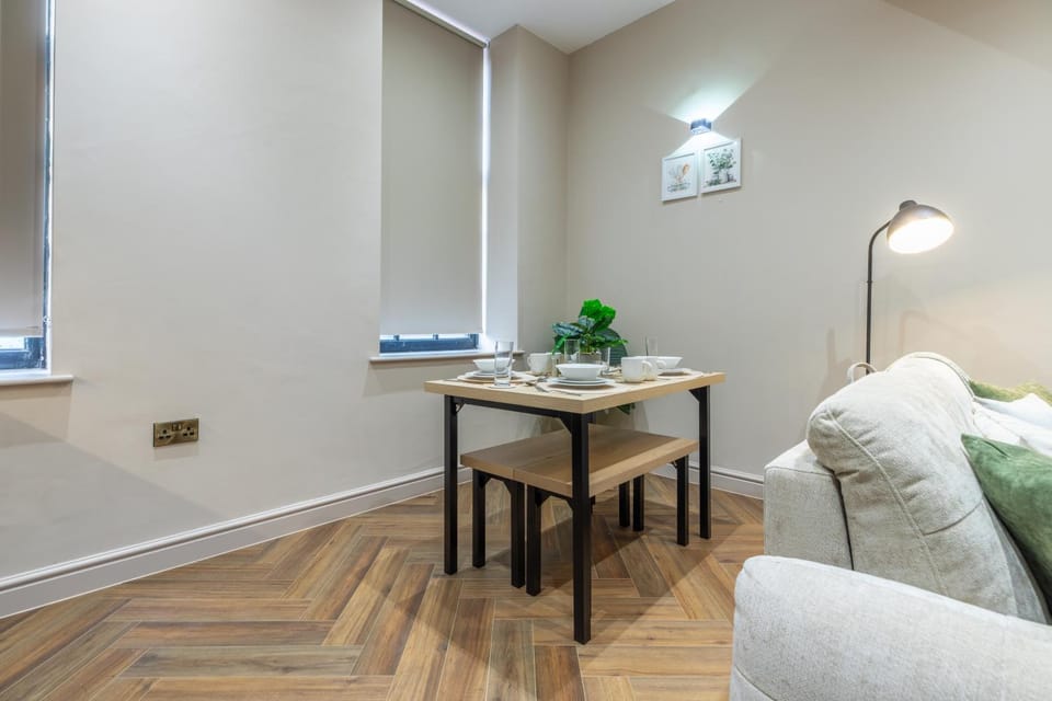 Leeds City Luxe Apartment with Parking, 8 mins to station! Apartment in Leeds