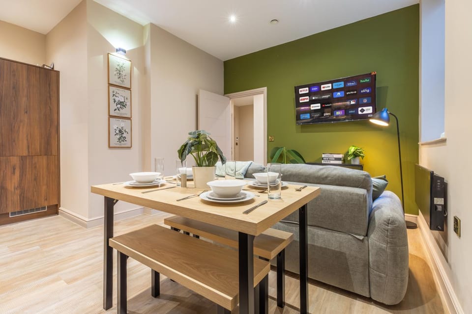 Leeds City Luxe Apartment with Parking, 8 mins to station! Apartment in Leeds