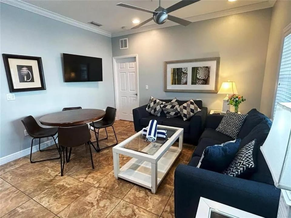 Gertrude’s Siesta | Pool, Jacuzzi | 1 Min to Beach | 4 Min to Dining & Music! Apartment in Florida