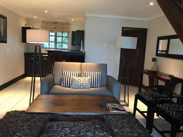 TV and multimedia, Kitchen or kitchenette, Living room, Seating area