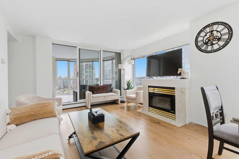 Downtown Skyline Suite with Pool & Sauna Apartment in Vancouver