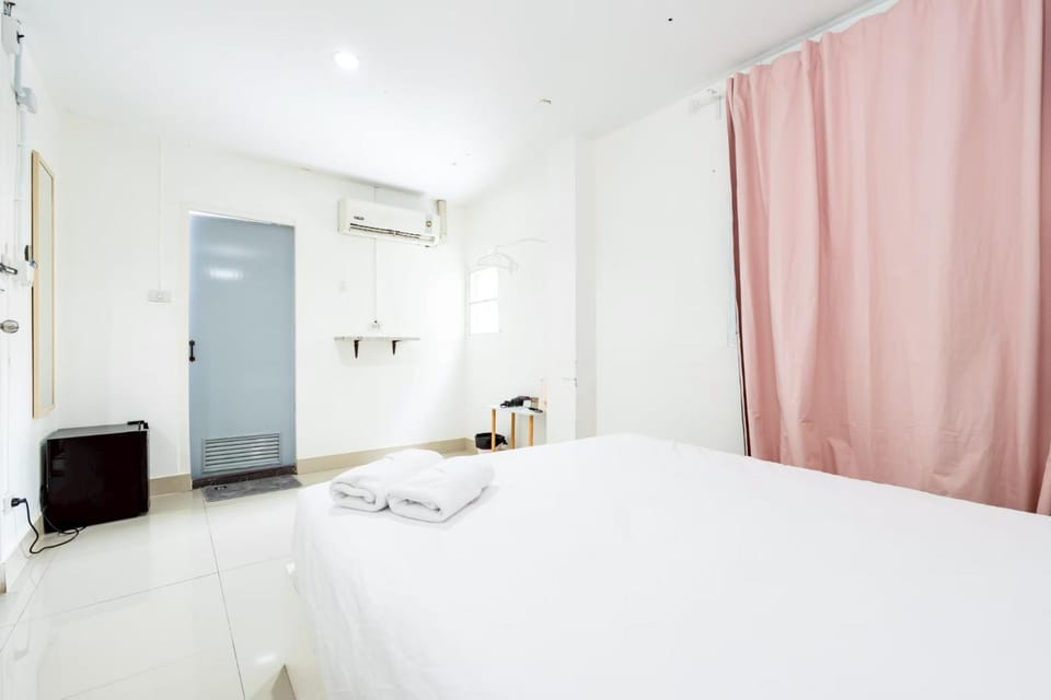 Bed, Bedroom, towels, air conditioner