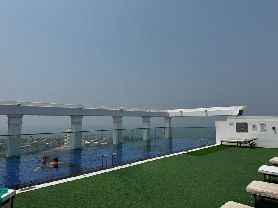 Sky Pool Apartment Hotel Near the Beach Apartment in Pattaya City