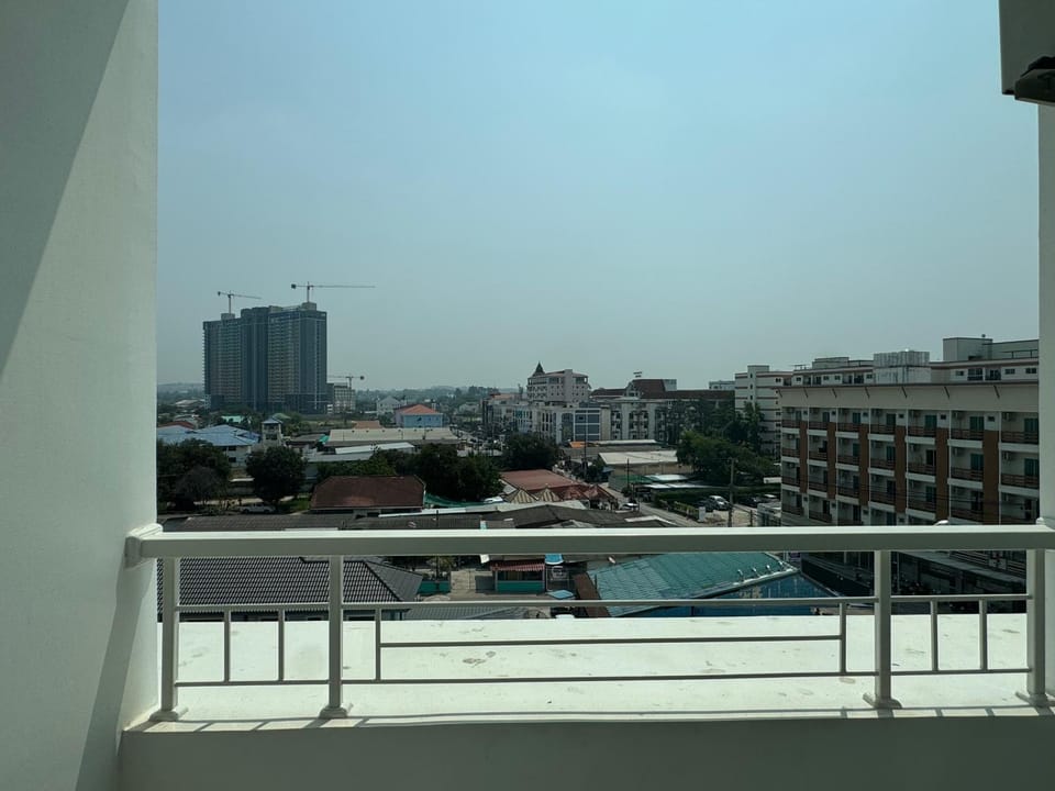 Sky Pool Apartment Hotel Near the Beach Apartment in Pattaya City