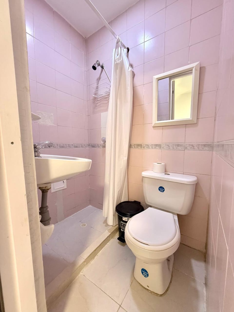 Shower, Toilet, Bathroom, bidet, towels