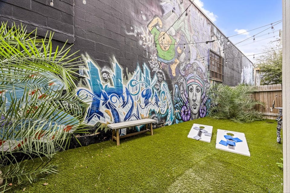 Rooftop EaDo Nr Downtown Yard BBQ Games WiFi House in Houston