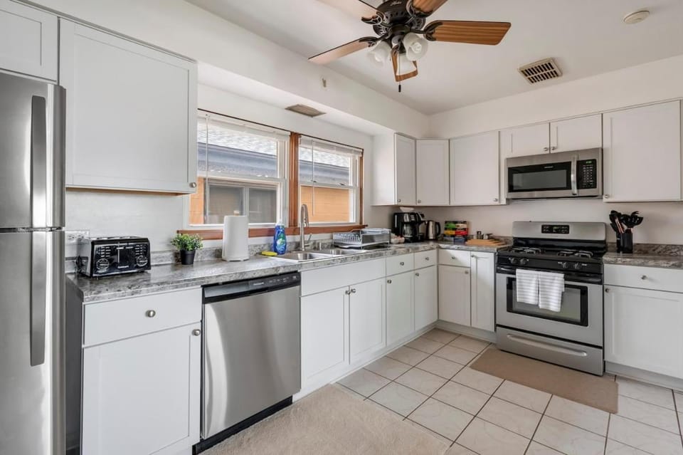 Executive Retreat - 2 Parking Spaces, Sleeps 4! Apartment in Westmont