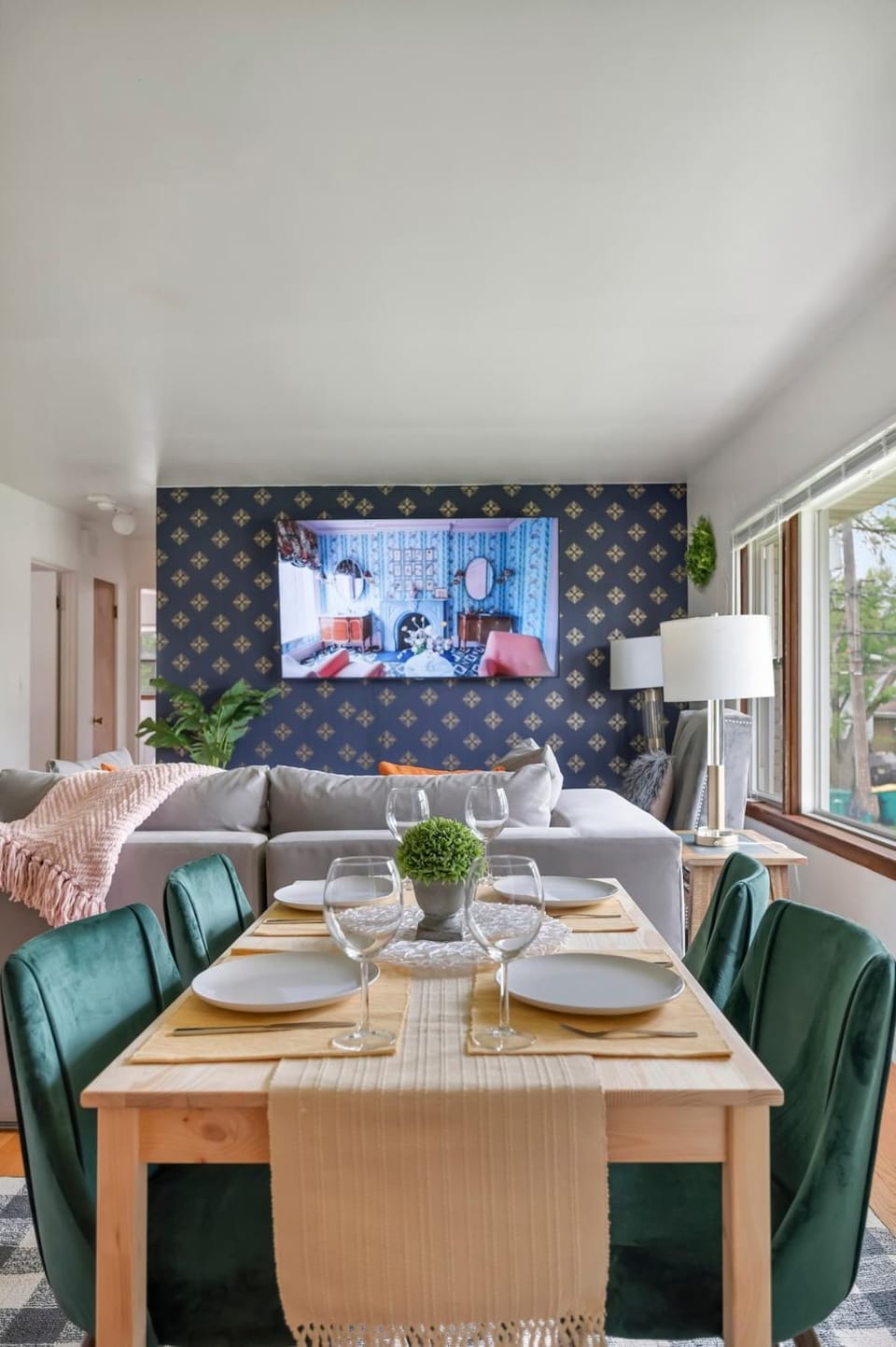 Executive Retreat - 2 Parking Spaces, Sleeps 4! Apartment in Westmont