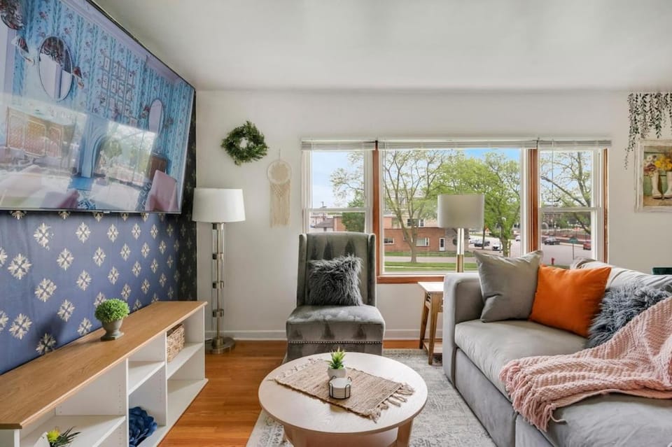 Executive Retreat - 2 Parking Spaces, Sleeps 4! Apartment in Westmont