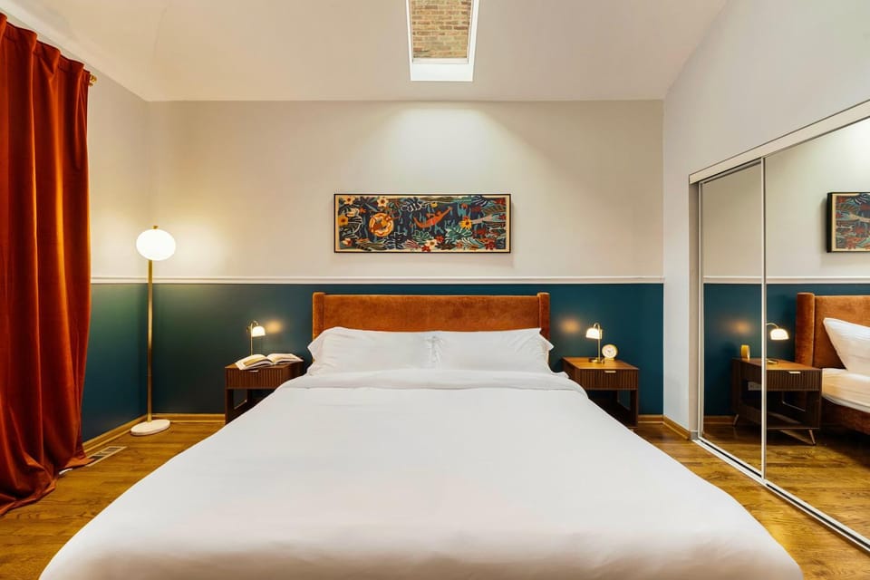Pool Table, PingPong, Arcade, 2-Car Parking, 3 Floors Apartment in Chicago