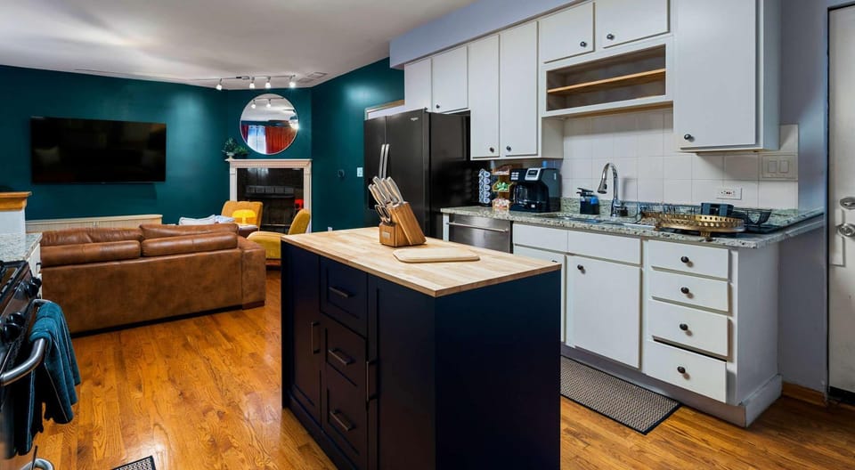Pool Table, PingPong, Arcade, 2-Car Parking, 3 Floors Apartment in Chicago