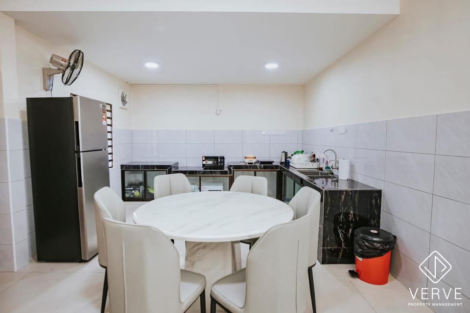 Kitchen or kitchenette, Dining area