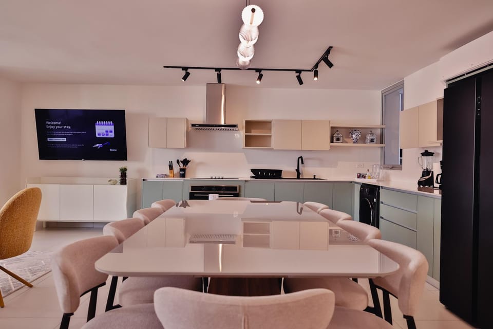 Kitchen or kitchenette, Living room, Seating area, Dining area, pet friendly, stove