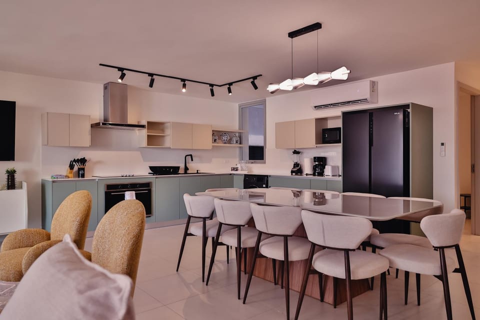 Kitchen or kitchenette, Living room, Seating area, Dining area, oven, pet friendly, stove